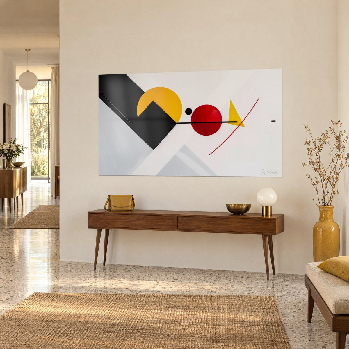 Tableau formes géométriques d'un grand disque ocre, d'un triangle noir et d'un arc rouge fin, vue de trois-quarts sur un mur beige