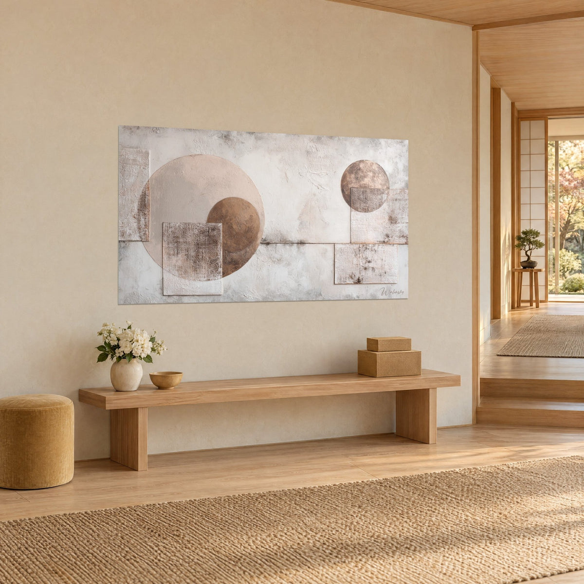 Quadro con composizione astratta di dischi bronzo e beige su rettangoli patinati, sopra una panca di legno in un corridoio japandi