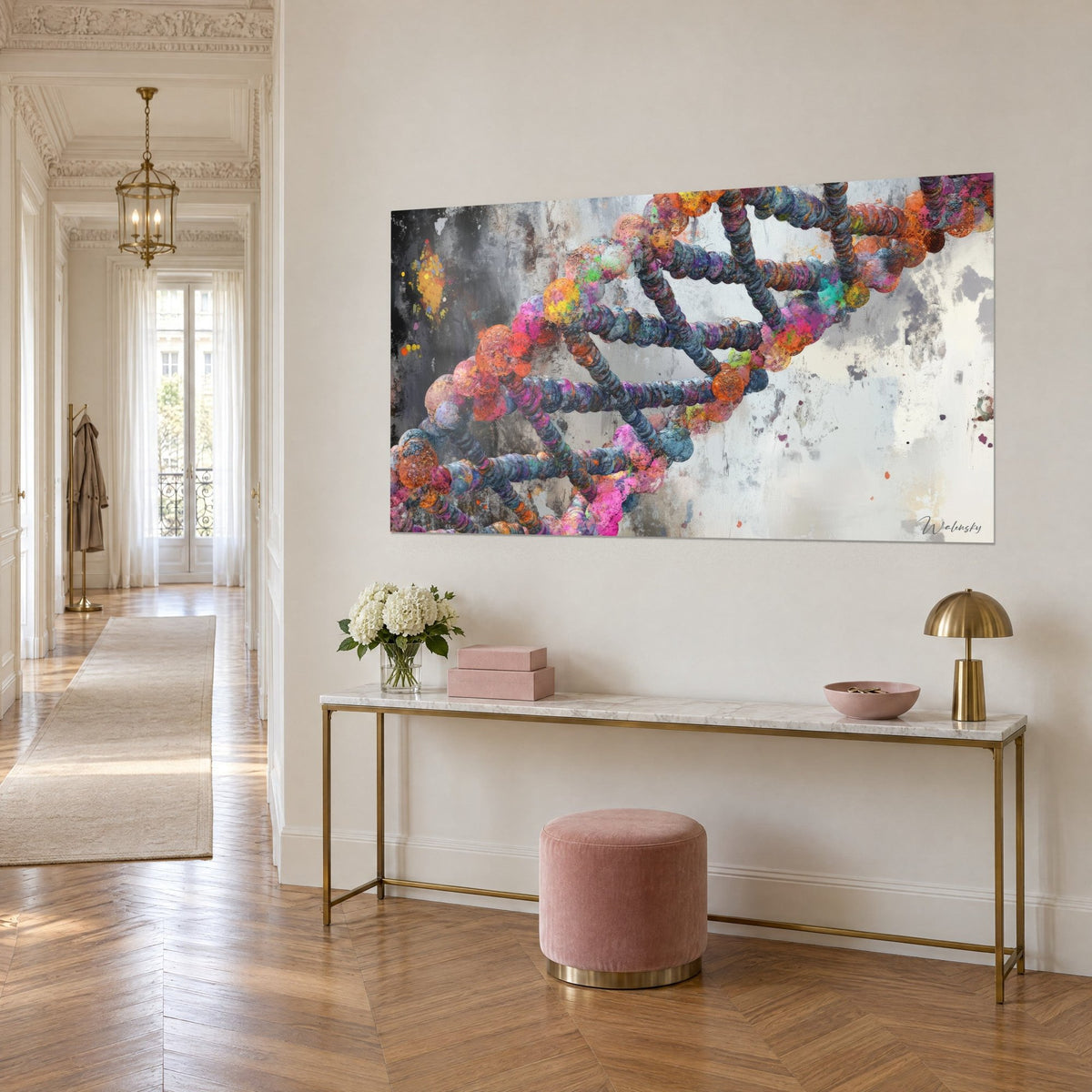 Tableau double hélice génétique aux sphères corail et turquoise sur mur grisé, au-dessus d'une console dorée