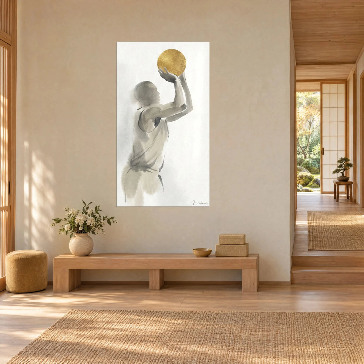 Schilderij van een speler midden in de worp, taupegrijze lavis op ivoren achtergrond en grote gouden bal met bladgoud, driekwartaanzicht in een japandi gang