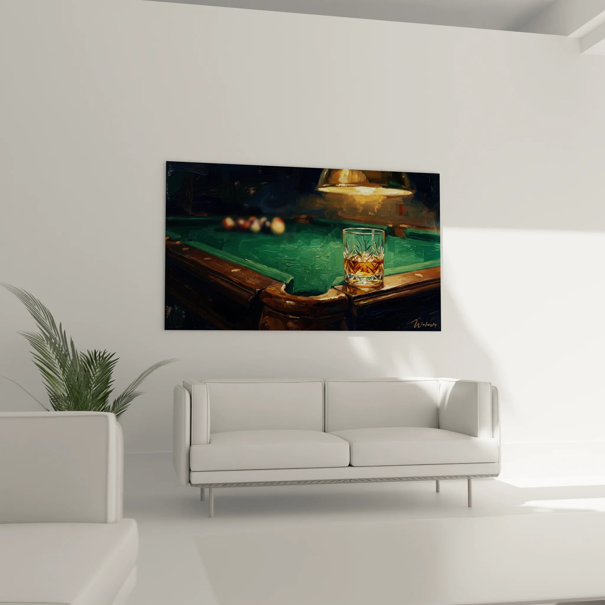 Gros plan tableau billard whisky détaillant le verre en cristal et le tapis de billard vert