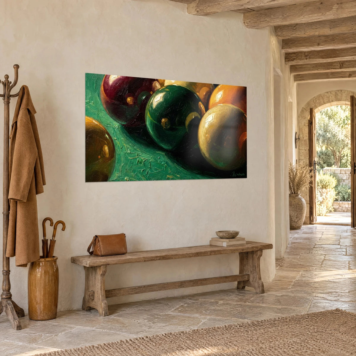 Quadro di sfere laccate ambra e avorio, riflessi bianchi su feltro verde, appeso in un corridoio in pietra, vista di tre quarti