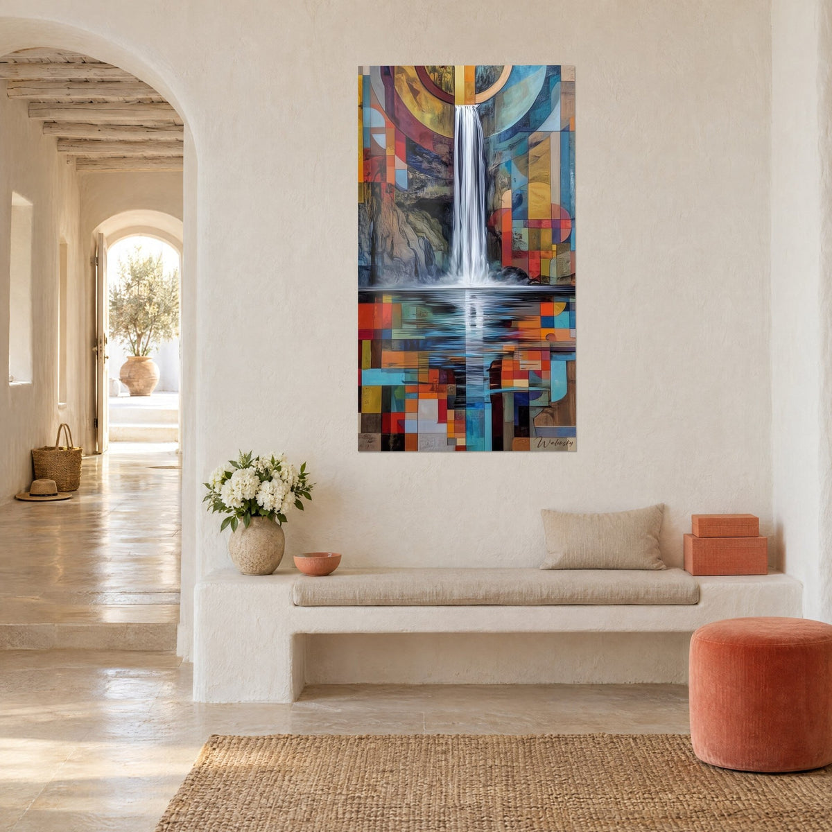 Tableau cascade verticale blanche sur roche grise, mosaïque orangée et turquoise, accroché dans une maison méditerranéenne en trois-quarts