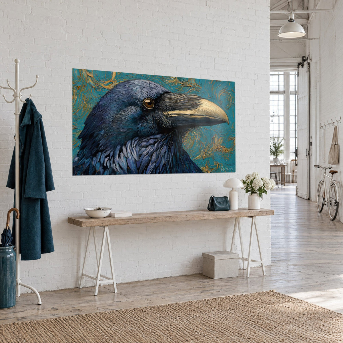 Gemälde schwarzer Vogel im Profil, bernsteinfarbenes Auge mit goldenem Rand, marineblaues Gefieder, an einer weißen Wand über einer Holzkonsole
