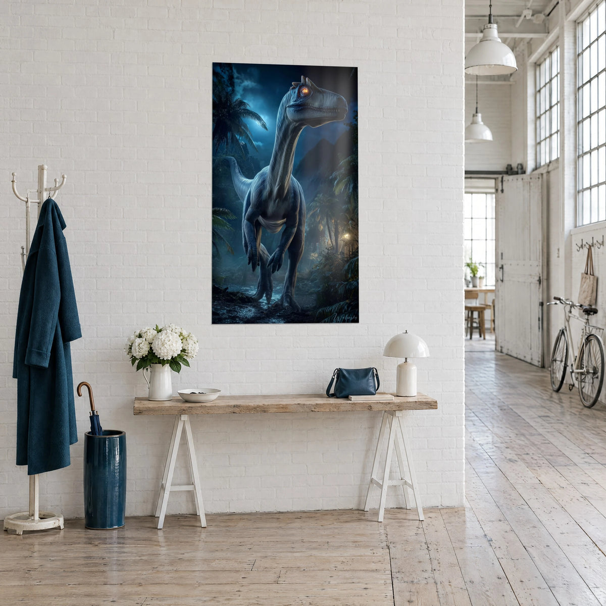 Tableau reptile préhistorique gris-bleu avançant sous la lune, palmiers sombres, vu de trois-quarts dans un loft d'artiste