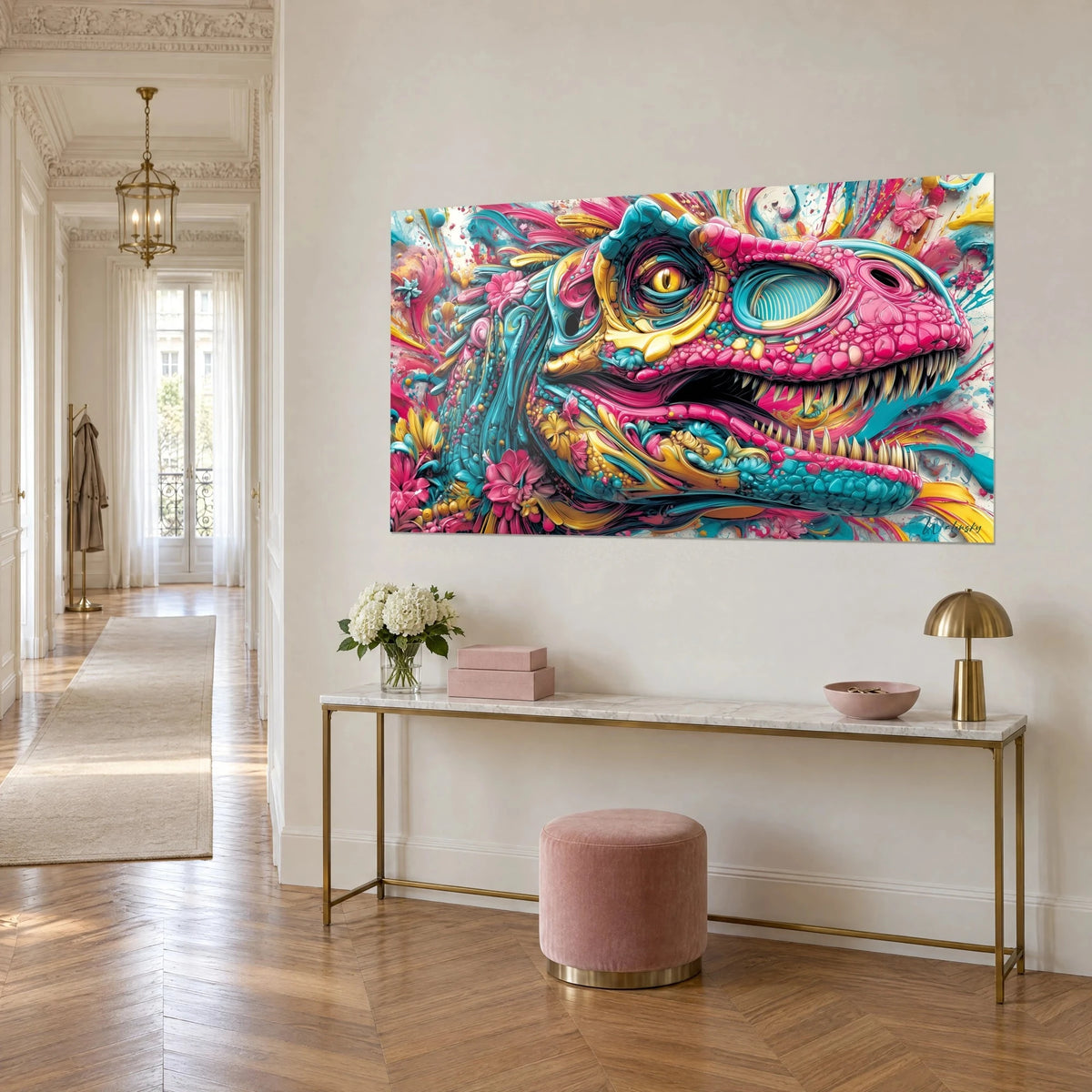Gemälde psychedelischer Drache mit elfenbeinfarbenen Reißzähnen, fuchsiafarbener Schnauze und leuchtend rosa Blüten, dreiviertel Ansicht in einem Haussmann-Flur