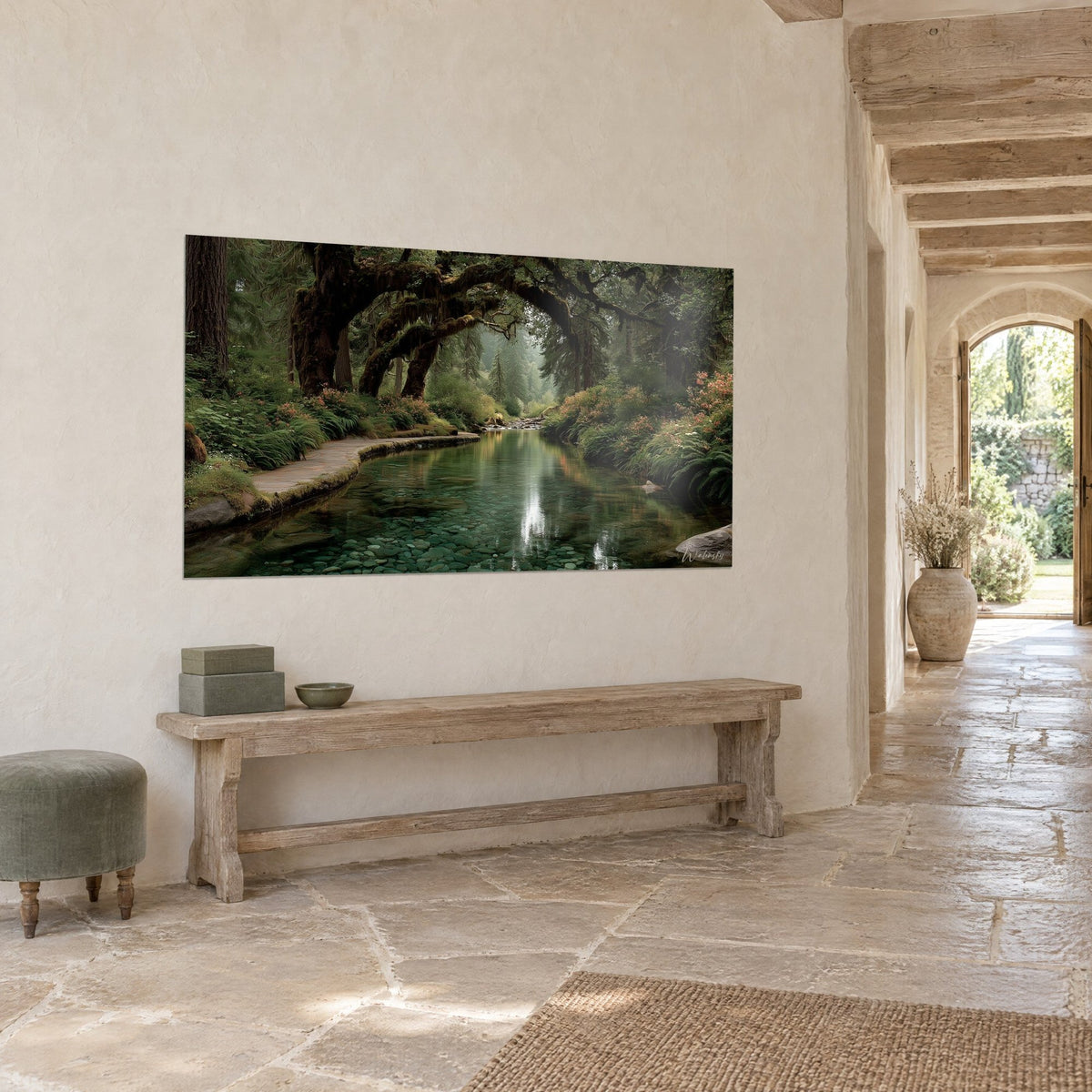 Tableau sous-bois cathédrale aux troncs tapissés de mousse, eau vert jade et galets, sur un mur beige d'entrée en pierre