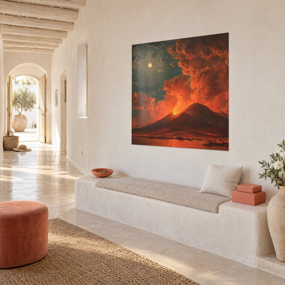 Tableau volcan embrasé dont la lave rougeoie sur un golfe nocturne, nuages cuivrés et ciel bleu-vert, sur un mur blanc chaulé