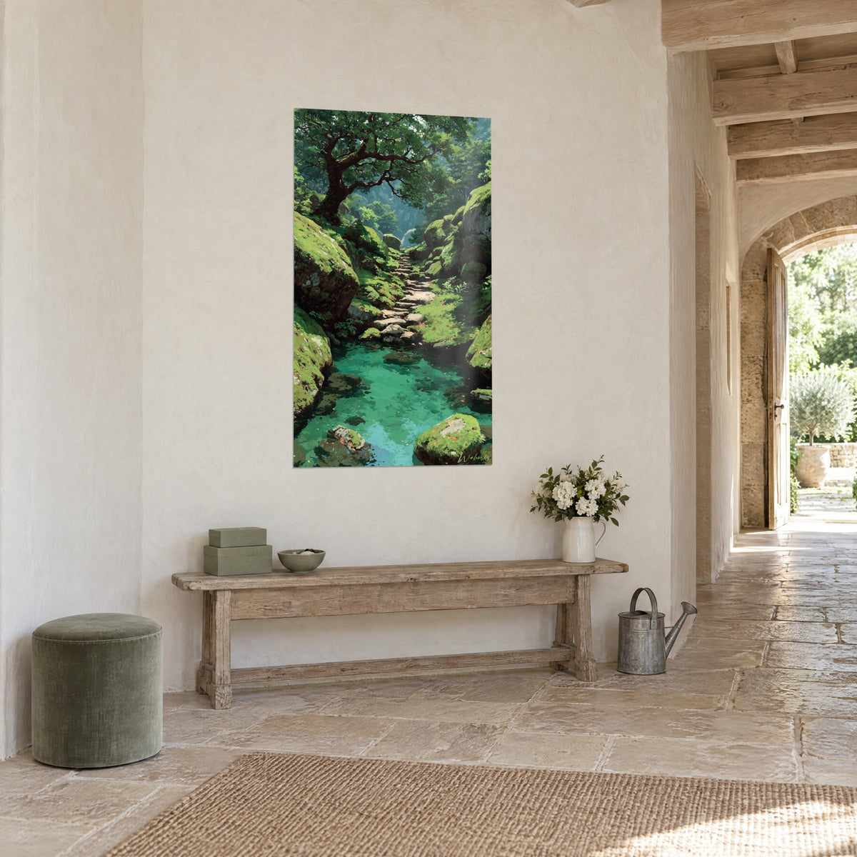 Quadro scalinata rocciosa tra massi ricoperti di muschio verde, acqua turchese, parete beige, vista di tre quarti in un corridoio di pietra