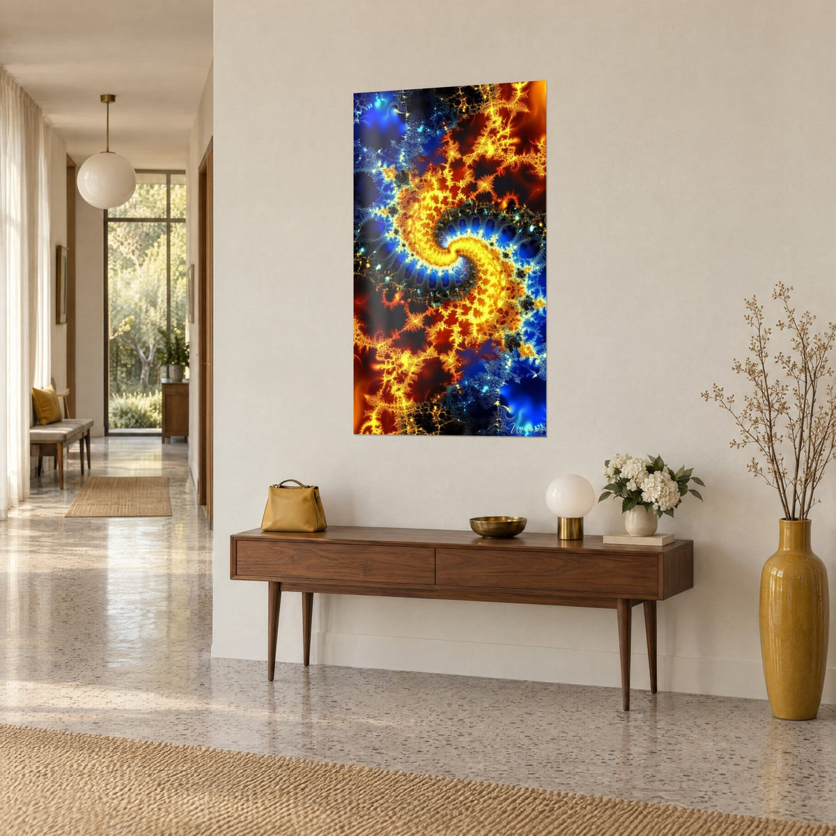 Cuadro galaxia espiral amarillo sol y naranja, filamentos de escarcha azul cobalto, sobre una pared beige junto a una consola de madera