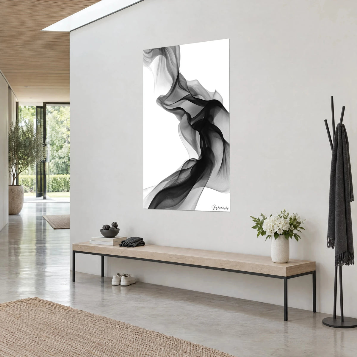 Tableau voiles de fumée translucides, noir profond et gris perle s'enroulant sur blanc, mur gris clair d'un hall, banc en bois