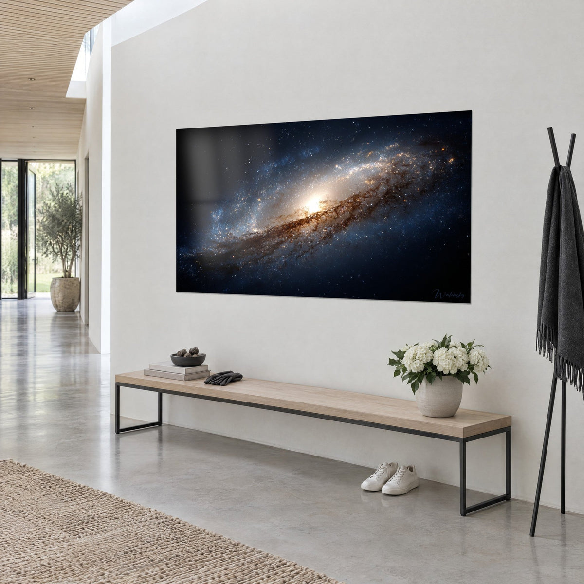 Schilderij spiraalvormige nevel, gloeiende amberkleurige kern op een middernachtblauwe achtergrond, drie-kwart zicht op een witte muur, houten bankje en bloemenvaas