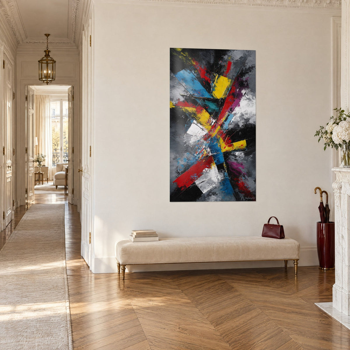 Tableau éclat multicolore aux éclaboussures bleu cobalt et blanc crayeux sur noir, accroché au bout d'un couloir haussmannien parqueté