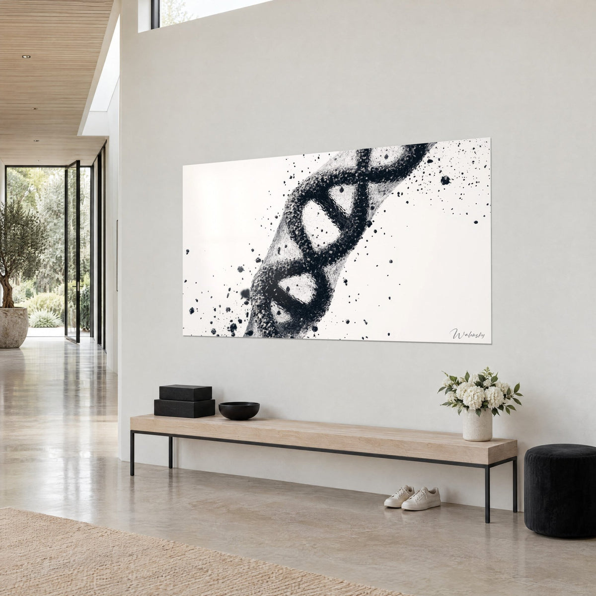 Gemälde gedrehter Doppelstrang aus anthrazitfarbenen und cremeweißen Fragmenten, verstreute Tintenspritzer, hellgraue Wand eines Architektenhauses