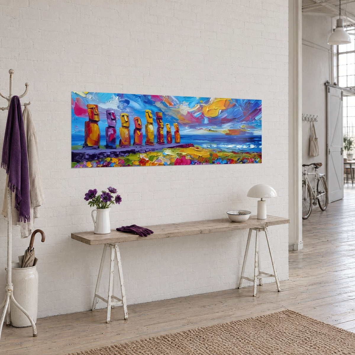 Quadro di otto giganti di pietra gialla e rossa su una piattaforma viola, mare blu cobalto, su una parete bianca da loft