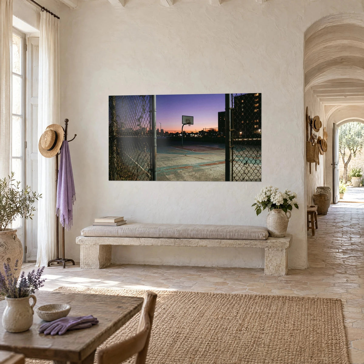 Gemälde Basketballkorb hinter einem Zaun, rosa und nachtblauer Himmel, cremefarbene Wand eines provenzalischen Landhauses, Dreiviertelansicht