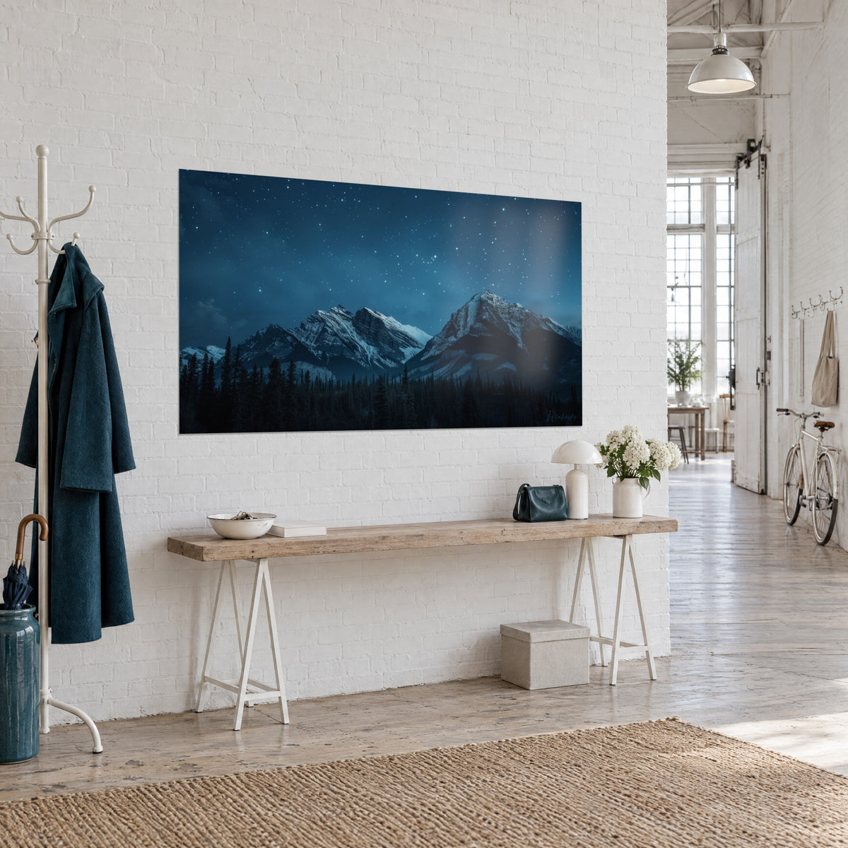 Πίνακας νυχτερινό αλπικό τοπίο, λευκές κορφές και ναυτικού μπλε ουρανός διάστικτος με αστέρια, κρεμασμένος σε ένα καλλιτεχνικό loft