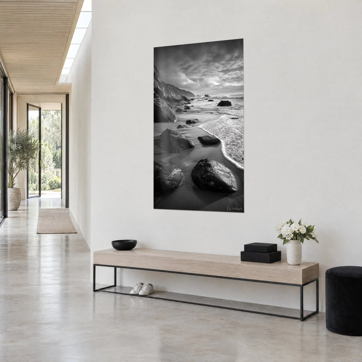 Tableau rivage de rochers noirs sous un ciel gris nuageux, lames d'écume blanche, vu en trois-quarts dans un couloir lumineux