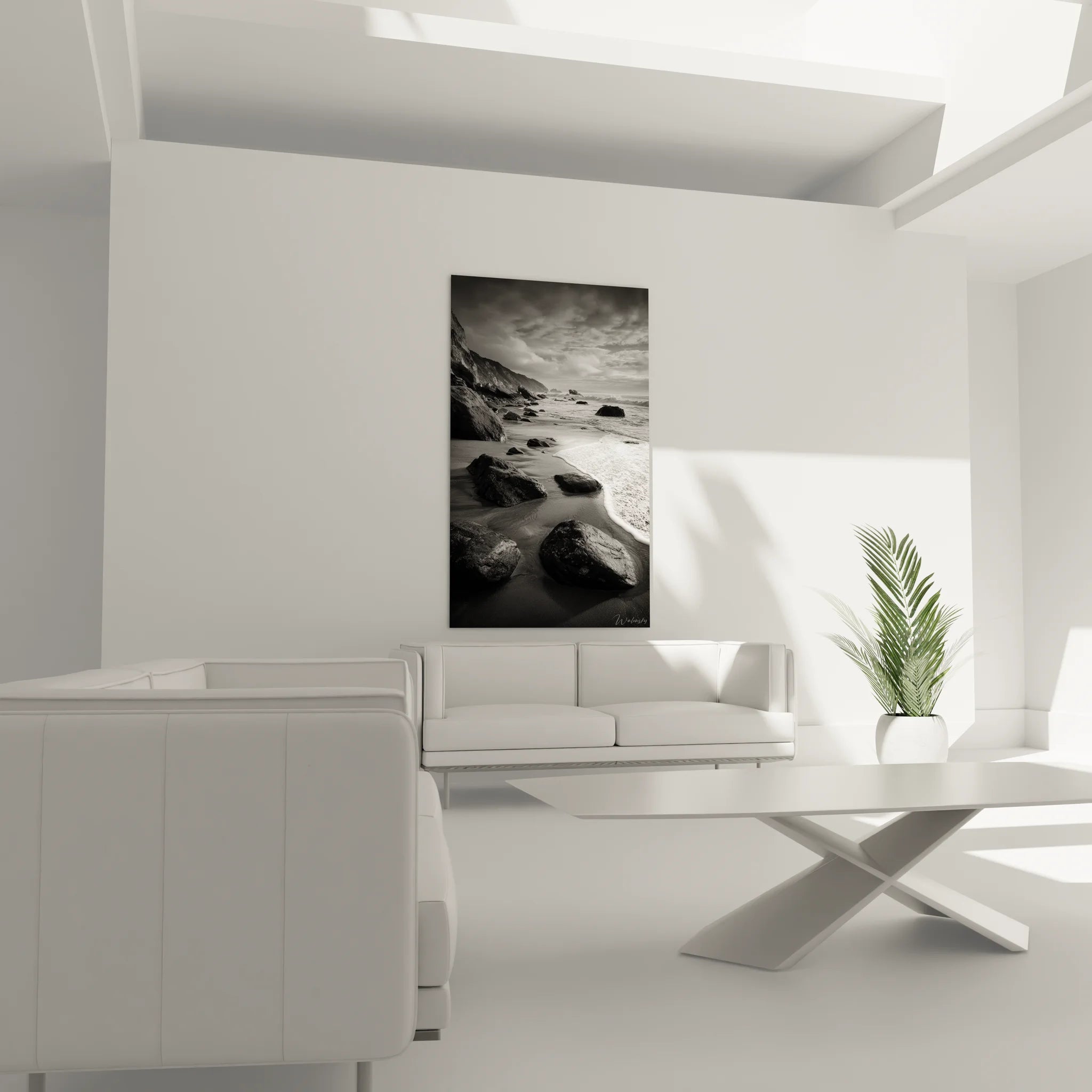 Gros plan tableau plage aux rochers monochrome, détails texture sable et écume océan noir et blanc