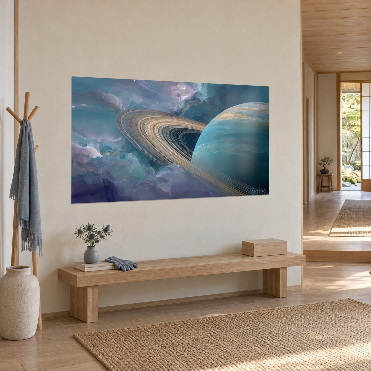 Tableau Saturne aux anneaux concentriques sable et cuivre devant des brumes violettes, vue de trois-quarts sur un mur crème