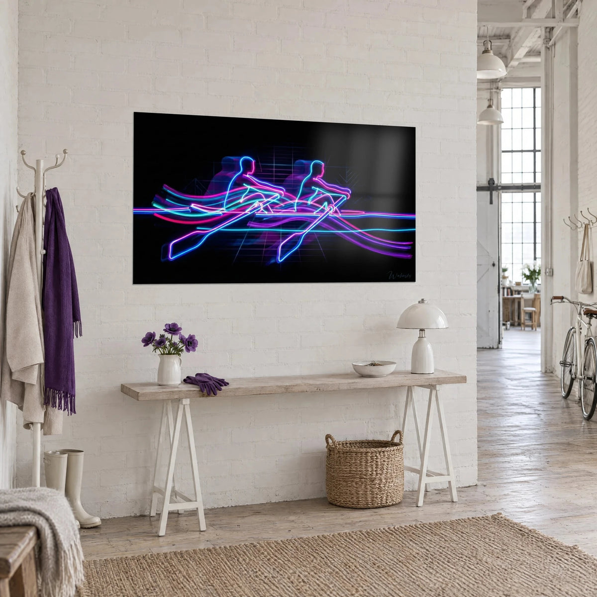 Tableau équipage d'aviron en traits fluo cyan et magenta, sillages violets sur fond noir, sur mur de briques blanches d'un loft