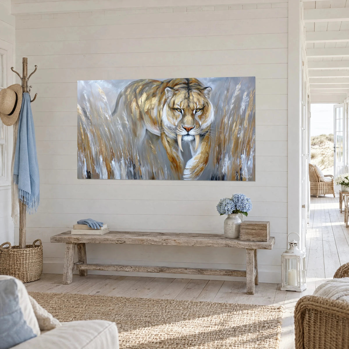 Quadro preistorico dorato di un felino che avanza tra canne argentate, vista a tre quarti, panca in legno grezzo e ortensie blu