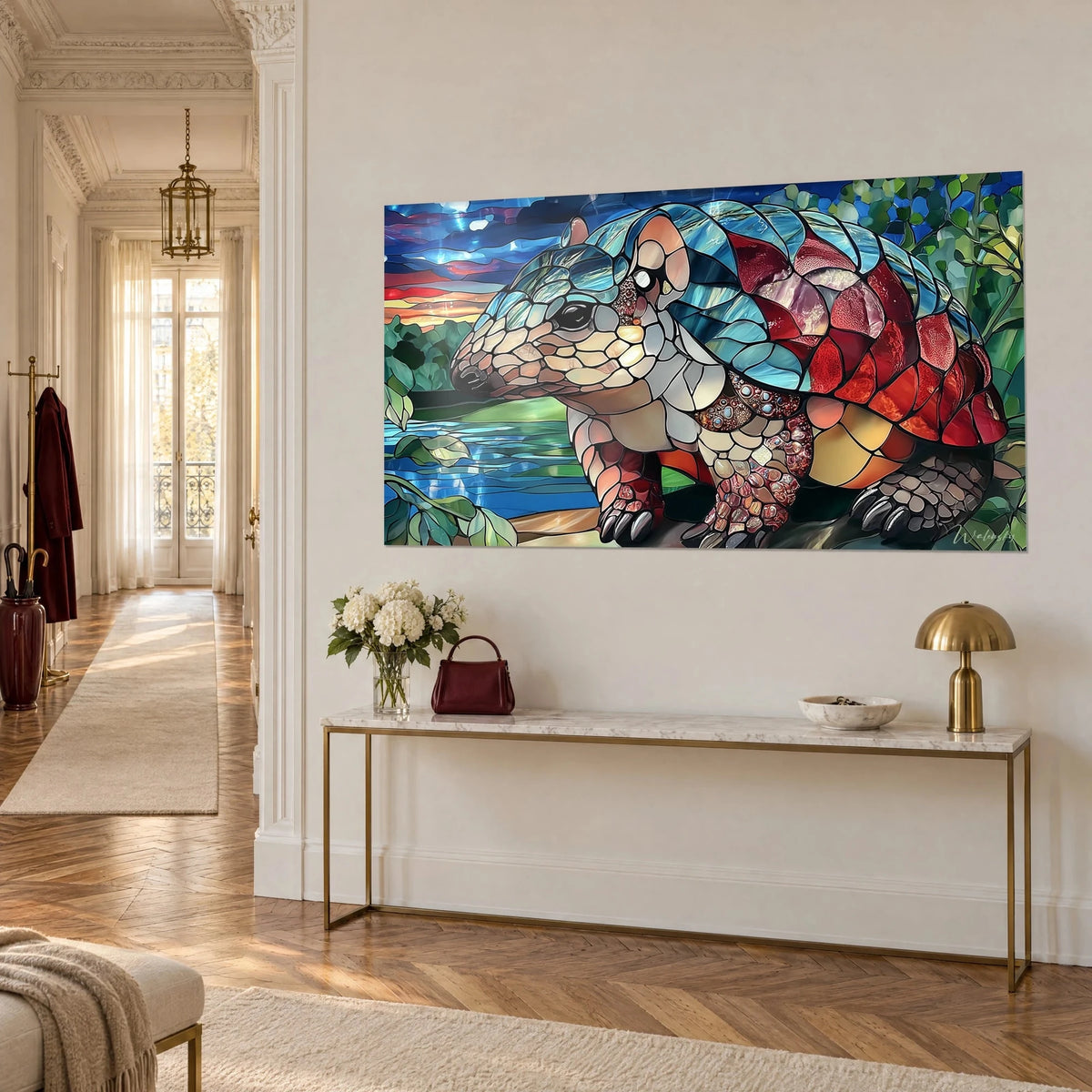 Tableau tatou préhistorique en mosaïque de verre, écailles rouges et nacrées, lac bleu et feuillage vert, sur un mur haussmannien