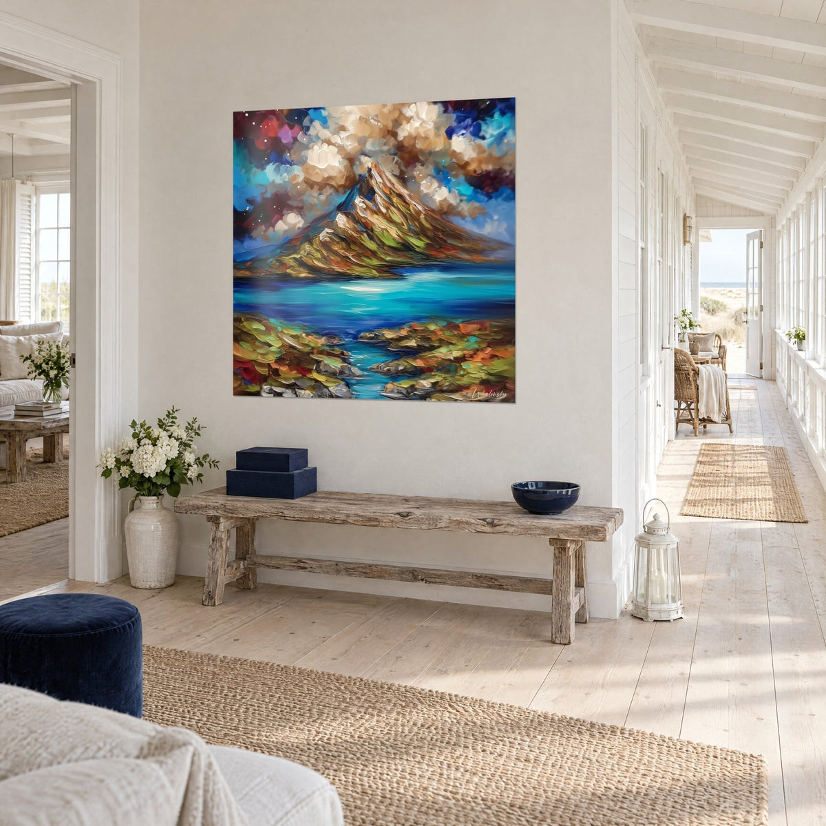 Quadro cono montuoso con pendii verdi e arancio, laguna blu profondo, vista di tre quarti in un corridoio di una casa sul mare