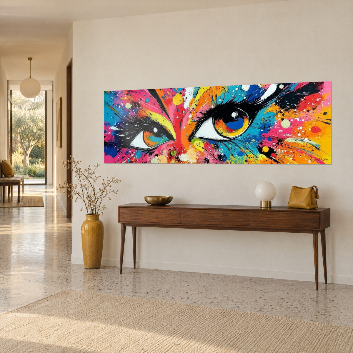 Cuadro con un par de ojos en pintura pop art, destellos turquesa y rojo vivo, vista de tres cuartos de una consola de madera y un jarrón dorado, pared clara