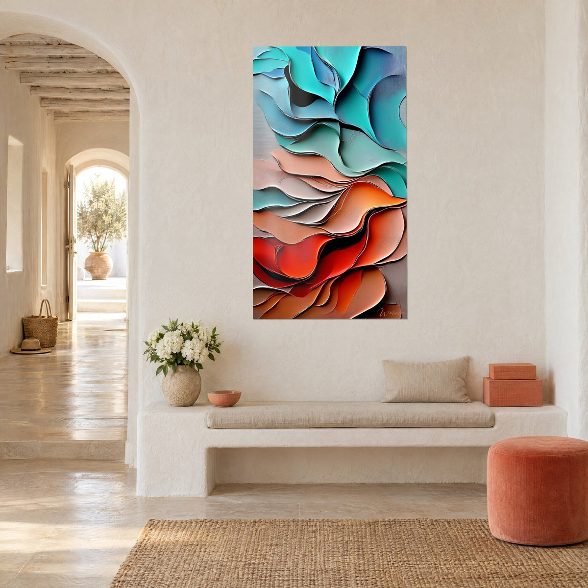 Quadro con petali ondulati che sfumano dal turchese all'arancio bruciato, appeso tra due archi bianchi sopra una panca in gesso