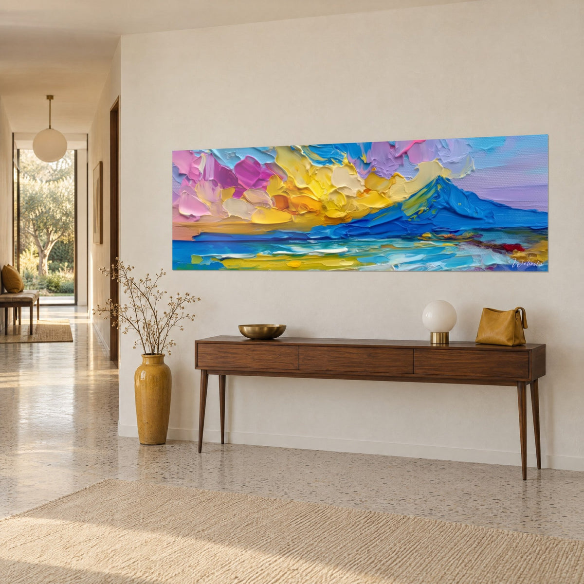 Cuadro montaña de lava en pintura espesa, cima azul eléctrico, cielo azafrán y violeta, sobre una pared beige junto a una consola