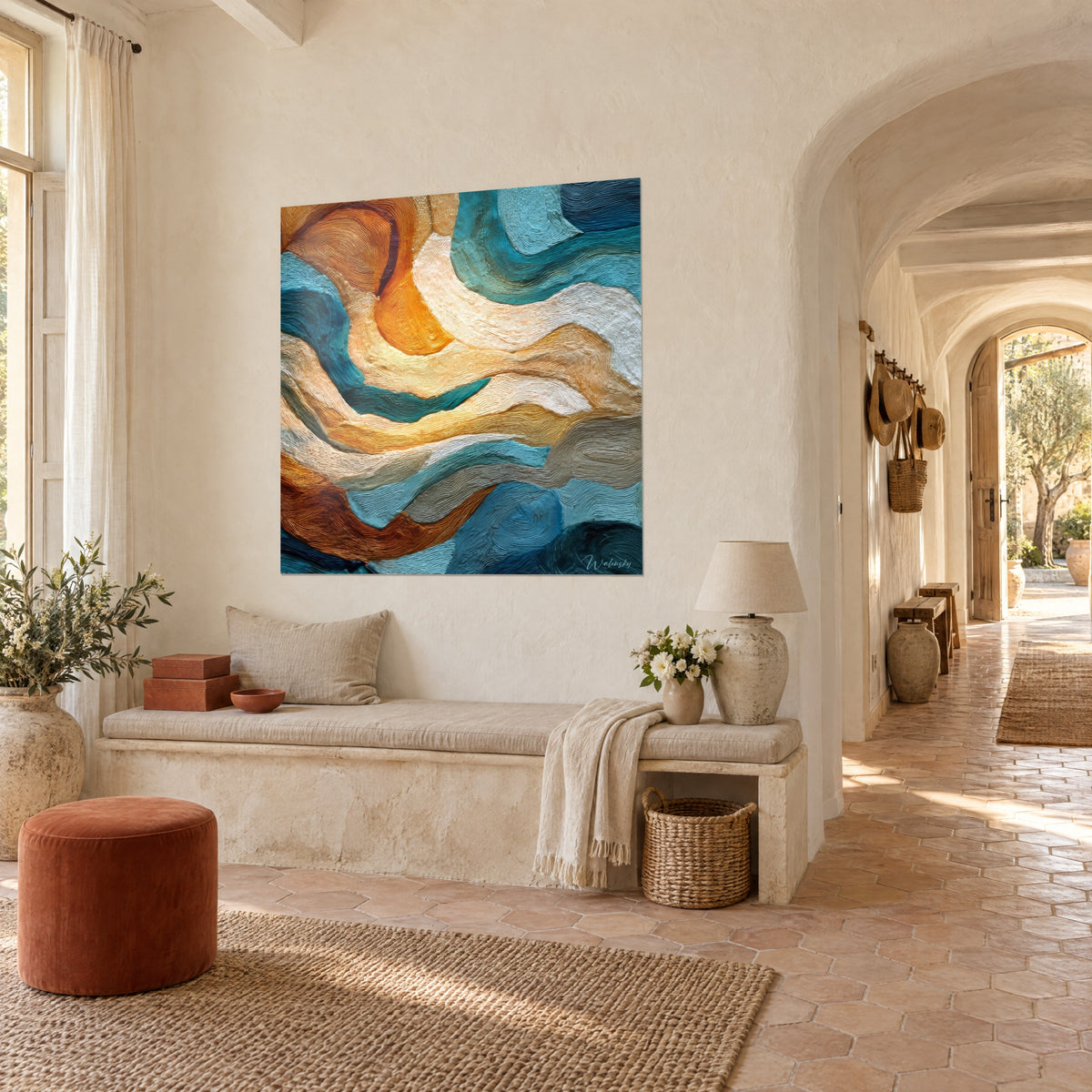 Schilderij met abstracte gouden en petrolblauwe golven, dikke crème in spiralen, gekalkte muur naast een bank, Provençaals landhuis