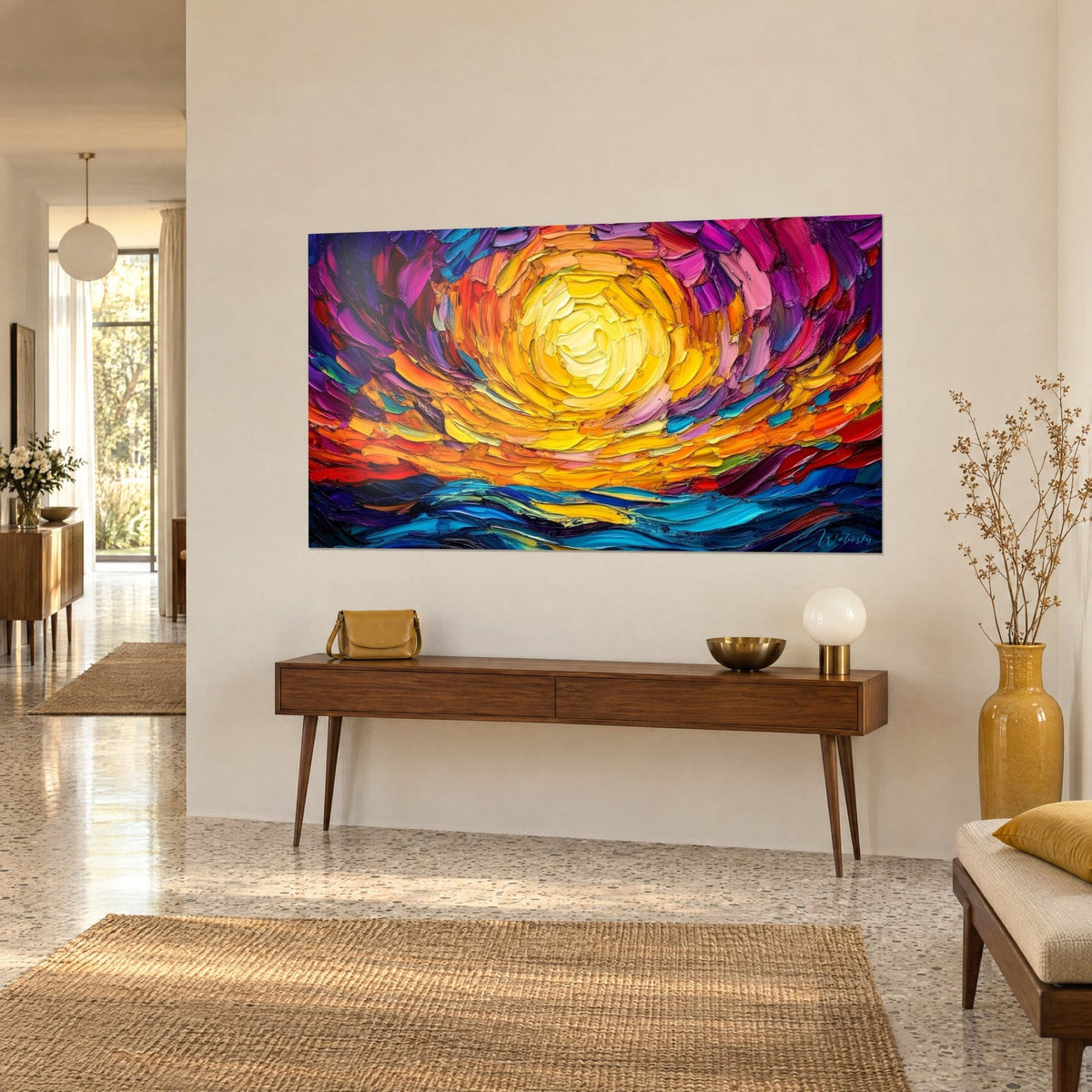 Schilderij met een wervelende zonnester van gouden en magenta impasto boven een turquoise zee, driekwartzicht aan de muur van een hal met houten console