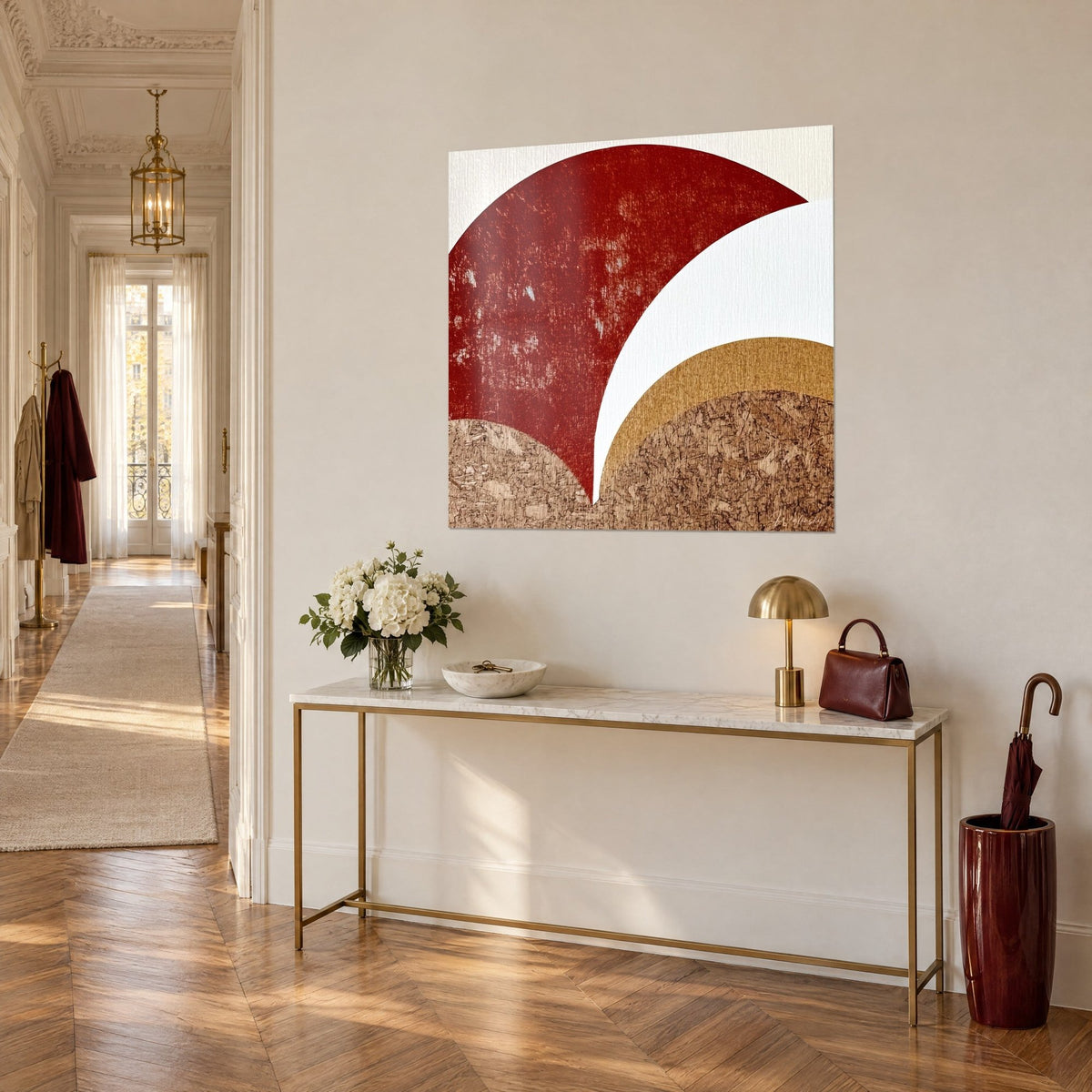 Quadro piatto rosso carminio con texture graffiata, mezzaluna bianca e cupola ocra dorata, su una parete beige accanto a una consolle dorata