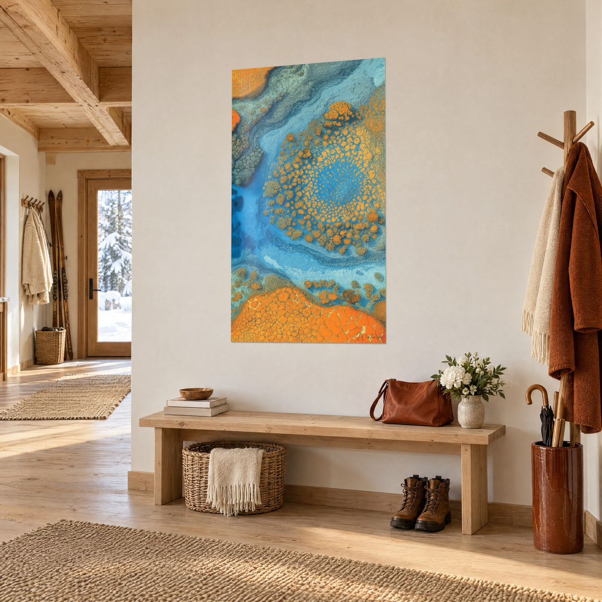 Gemälde türkisfarbene Lagune, umkränzt von goldorangefarbenen Korallen, senkrechte Luftaufnahme, in einem Eingangsbereich eines Holzchalets mit hellem Holz
