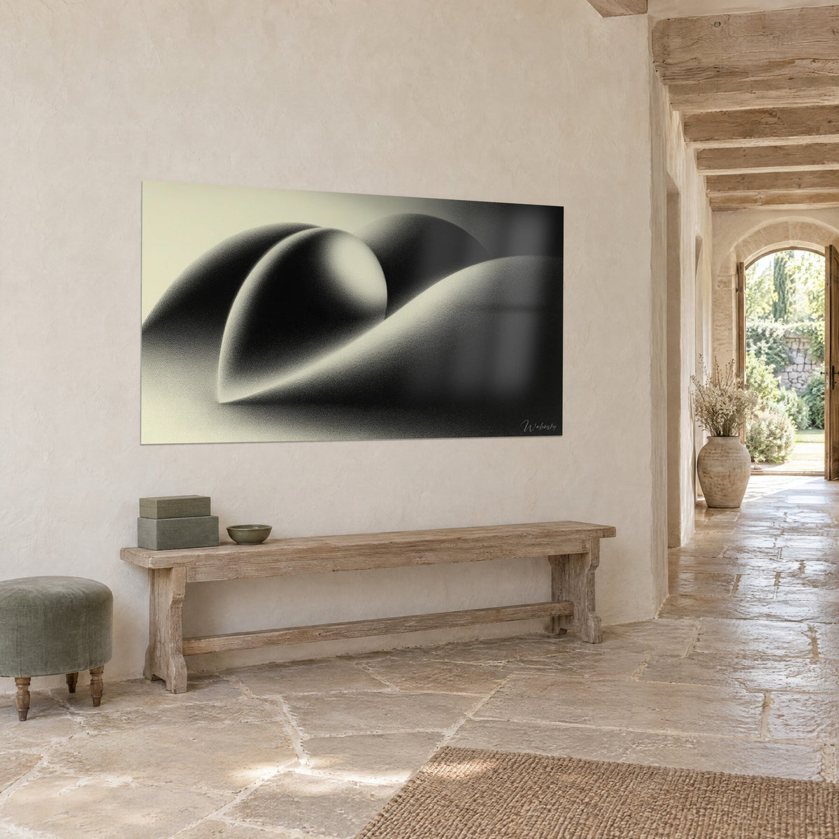 Tableau courbes sensuelles sculptées en noir profond et crème, grain de pointillé fin, sur un mur de pierre, couloir à arcades