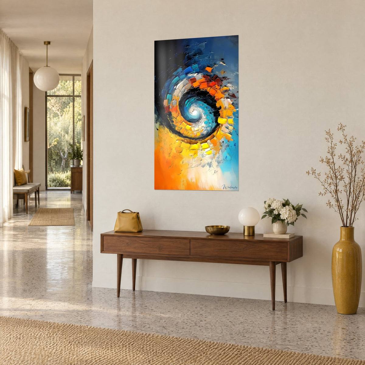 Tableau spirale abstraite en pâte épaisse jaune safran et bleu cobalt sur une console en bois, couloir lumineux années 50