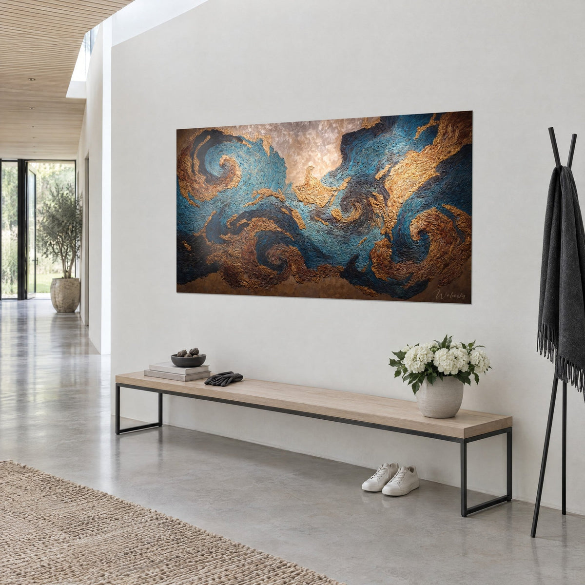 Quadro spirali celesti con creste di materia ramata, sfondo blu notte e bagliore beige, visto di tre quarti su una parete bianca