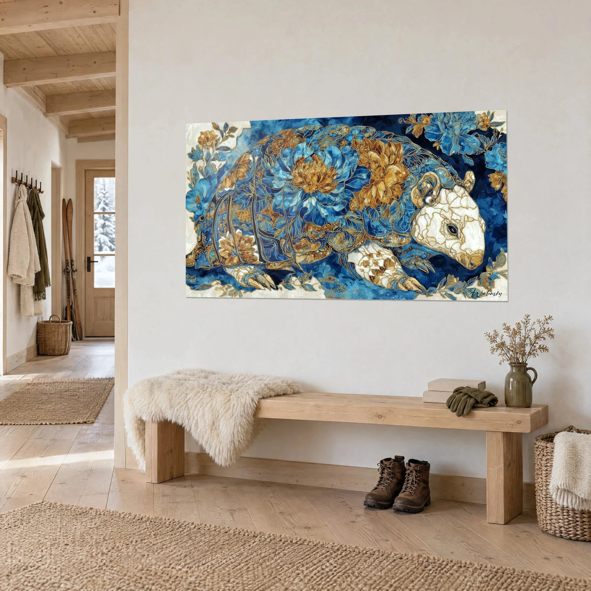 Tableau cuirasse florale d'un tatou préhistorique, pivoines ocre sur fond indigo, museau crème, accroché dans une entrée en bois clair