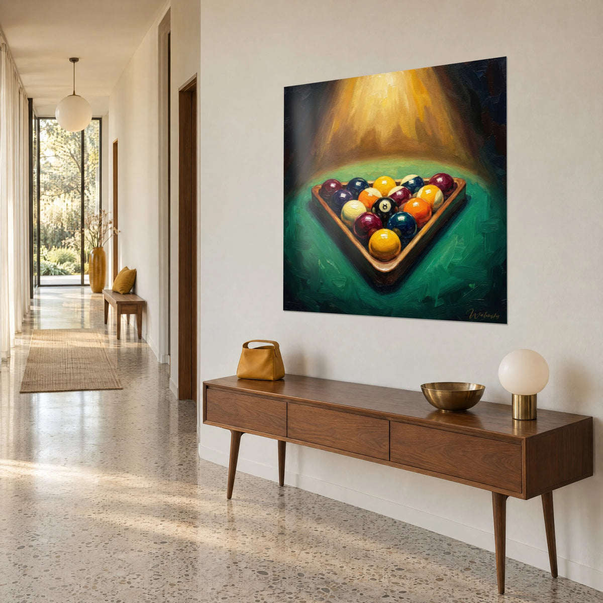 Cuadro marco de madera que reúne quince bolas de colores, halo dorado y fieltro esmeralda, en vista de tres cuartos en un pasillo