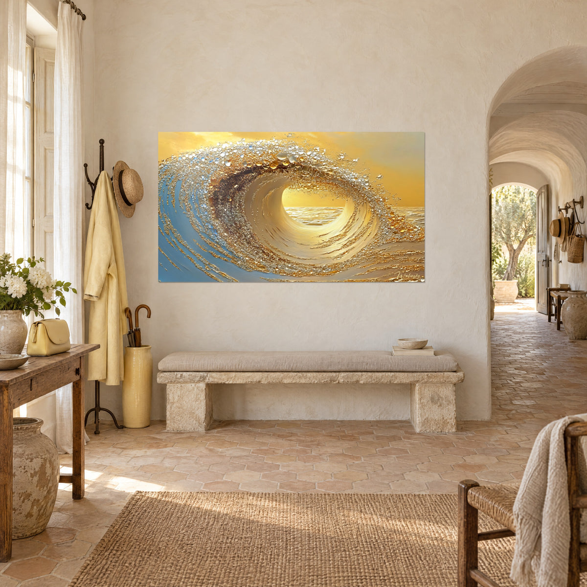 Cuadro espiral dorada en relieve, túnel de ola con perlas ámbar sobre fondo azul pálido, en una pared crema frente a un banco de piedra