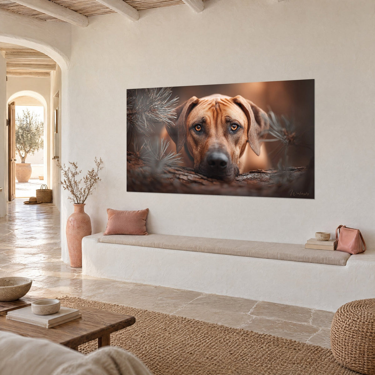 Gemälde rotbraunes Hund mit intensivem Blick, hängende Ohren und verschwommene graue Kiefernnadeln, Dreiviertelansicht in einem mediterranen Haus