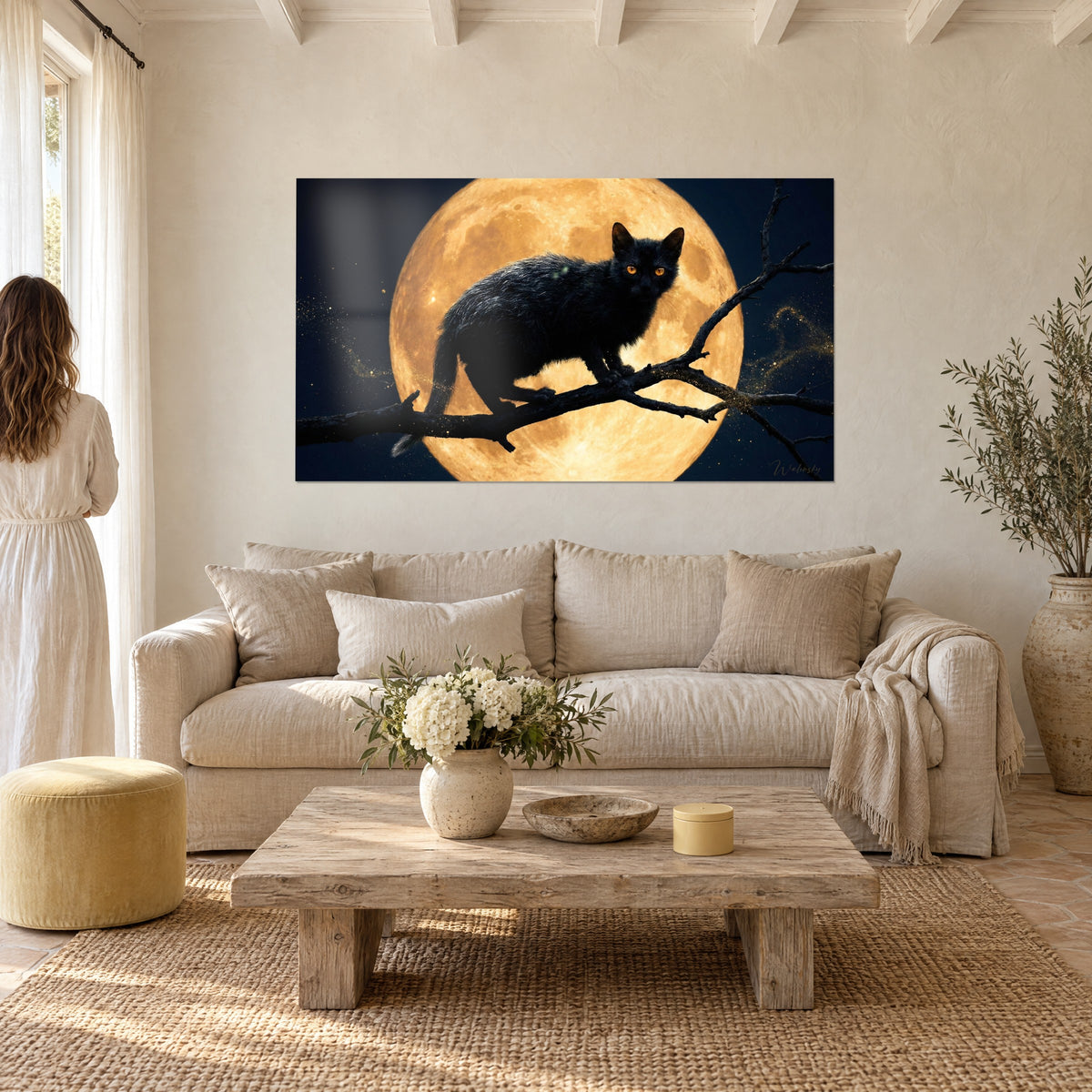 Schilderij ruige zwarte kat met amberkleurige ogen op een tak, gouden volle maan, koppel van achteren boven een bank in een lichte woonkamer