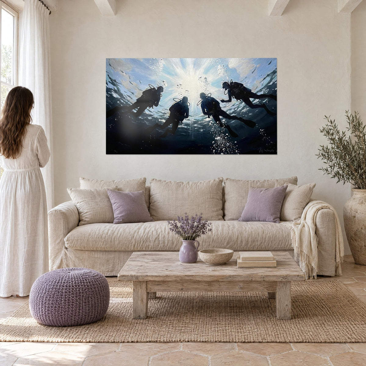 Gemälde vier Taucher im Gegenlicht unter einer weißen Sonne, nachtblaues Wasser, silberne Blasen, über einem Sofa in einem hellen Wohnzimmer