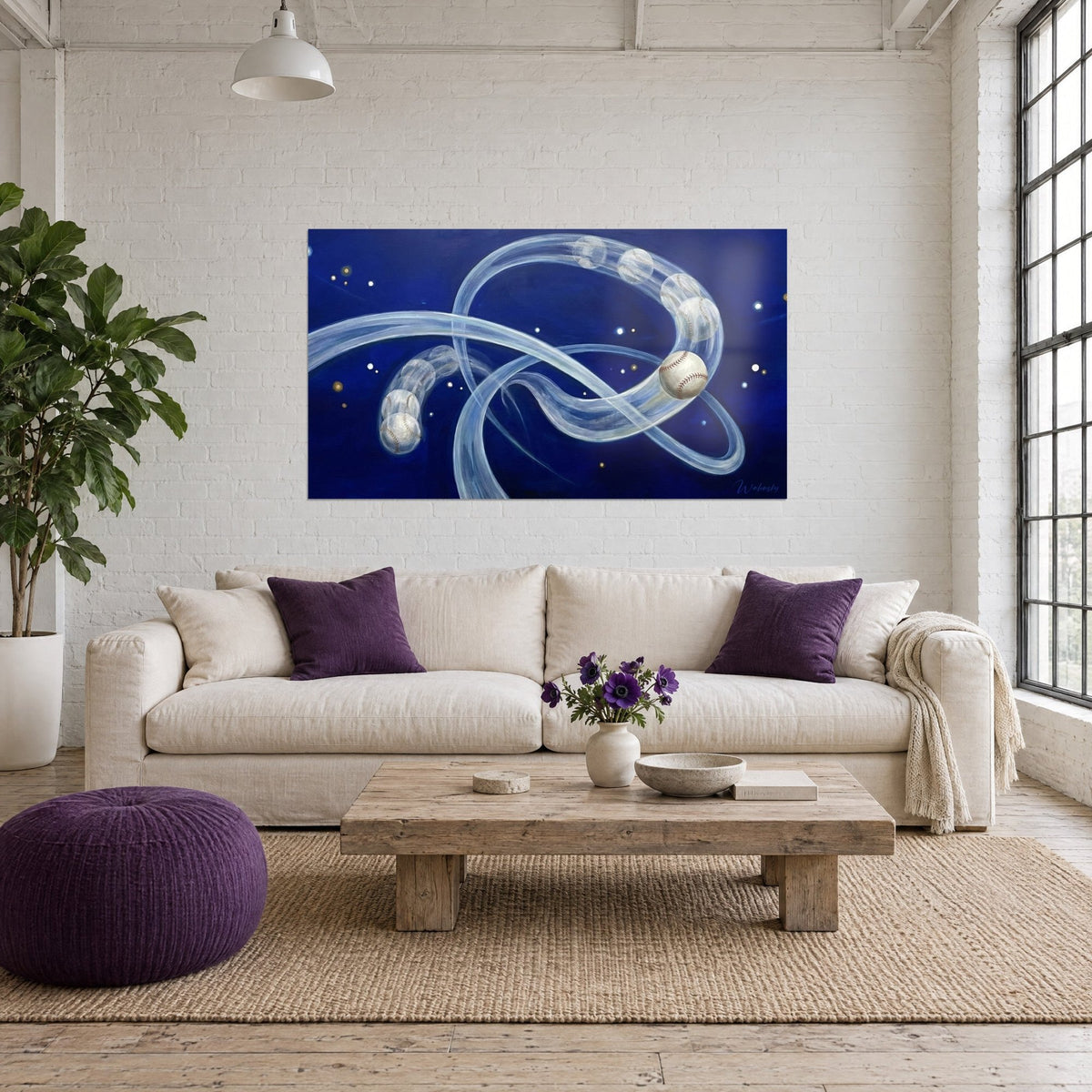 Gemälde weißer Baseball und blau-nachtfarbene Lichtbänder, über einem Sofa in einem hellen Wohnzimmer