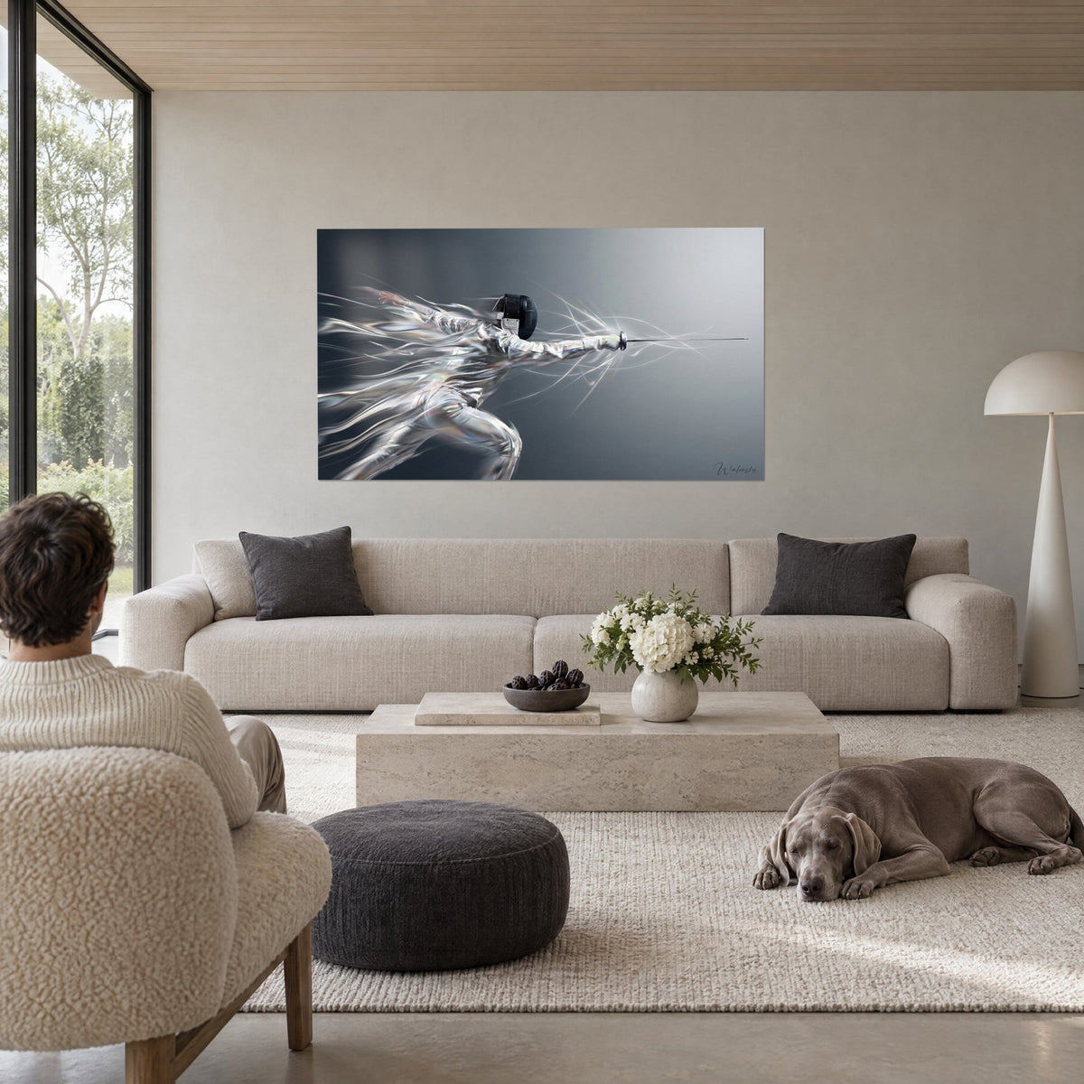 Gemälde eines Fechters im Ausfallschritt, silbrige Kleidung wallt in Bändern über anthrazitgrauem Hintergrund, über einem Sofa in einem hellen Wohnzimmer