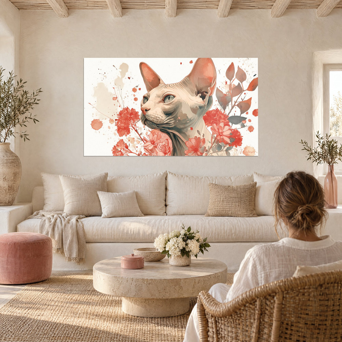 Tableau chat sphynx sans poils, oreilles roses et pivoines corail, fond ivoire, au-dessus d'un canapé dans un salon lumineux