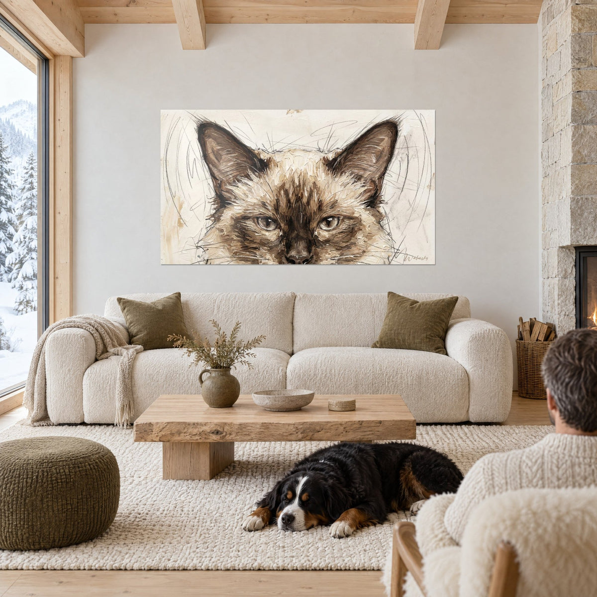 Gemälde Balinesische Katze mit durchdringendem Blick, cremefarbenes Fell und brauner Maske, ein schwarzer Hund liegt davor, über einem Sofa in einem hellen Wohnzimmer