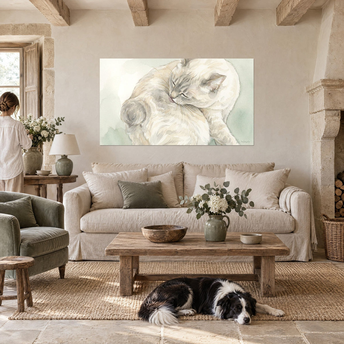 Tableau chat crème aux oreilles gris perle, endormi, aquarelle vert sauge, au-dessus d'un canapé dans un salon lumineux
