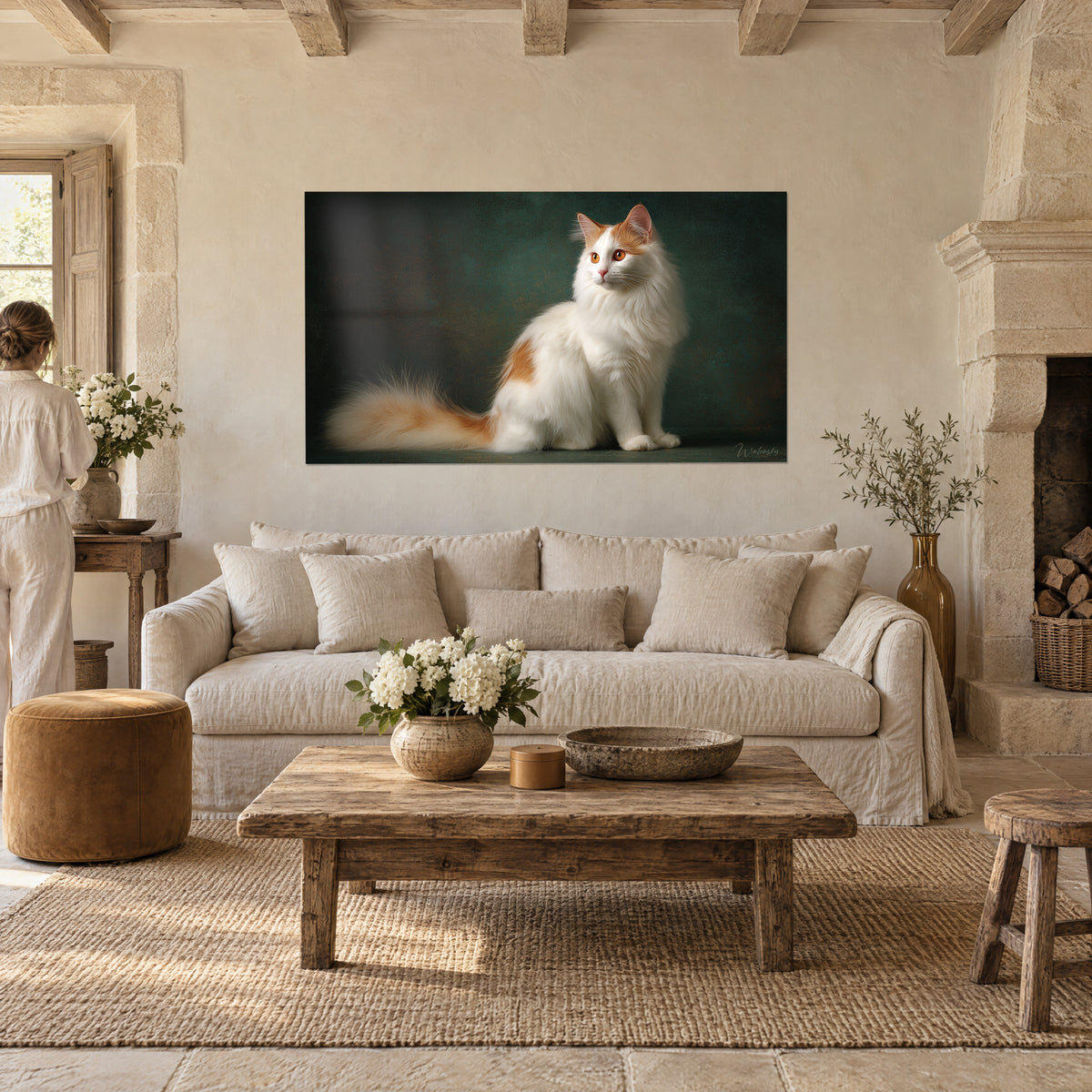 Gemälde Turkish-Van-Katze mit weißem Fell und rotbraunen Partien auf dunkelgrünem Hintergrund, über einem Sofa in einem hellen Wohnzimmer